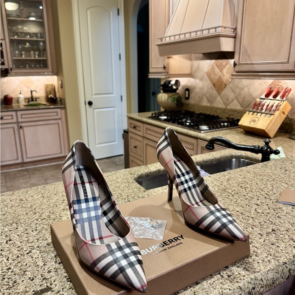 Authentic Burberry Pump. Purchase includes original box and heel caps - Picture 8 of 16